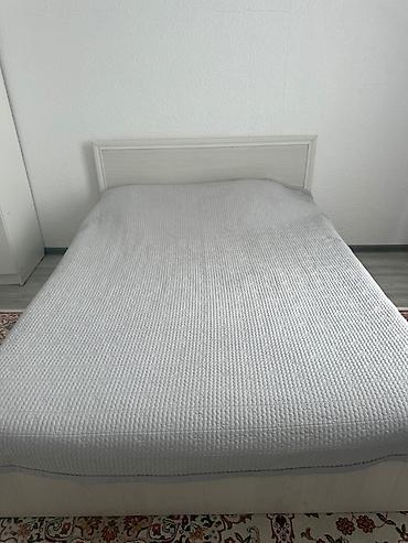 Кровати: Двуспальная кровать, Б/у, С матрасом, длина - 205 см — 1
