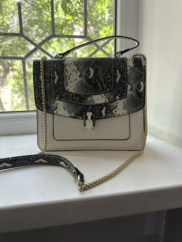 ички кийим: Сумка BUlGARI белая со змеиной окраской !! Стильная, вместительная