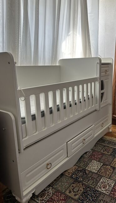 Uşaq və gənc otağı üçün dəstlər: Ağ rəngli çoxfunksiyalı beşik-komod - Klassik dizayn, dekorativ