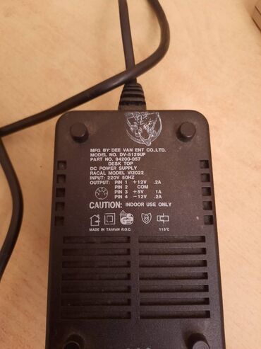 Druga oprema za računare i laptopove: Stari retro modem i adapter za kompjuter.

Nepoznato stanje — 5