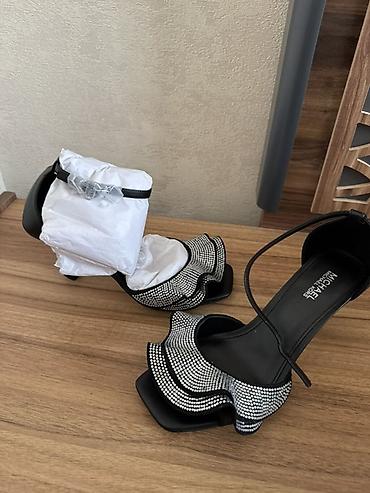 Michael Kors qadın sandaleti
yeni 230 azn
razmer 36 lalafo.az -da Michael Kors qadın sandaleti
yeni 230 azn
razmer 36