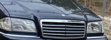Şüşələr: Mercedes-Benz sedan ön hissəsi – klassik W202 üslubunda. - Qara
