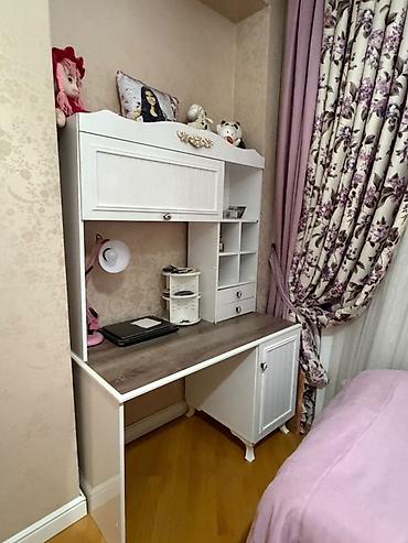 kubikin ölçüsü: Uşaq/yeniyetmə otağı üçün funksional iş masası və üst dolablı rəf — 1