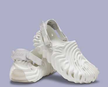 обувь белая: Кроксы (покупала за 5500)
оригинал коробка все есть