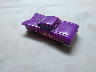 auto od kartonske kutije: Disney Pixar autic plasticni, lila(Malo vise ide na crveni)6,5 cm — 1