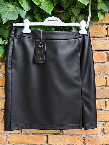 ecco 38: Crna suknja od eko kože, brenda J&J Fashion. Klasičan, ravan kroj — 1