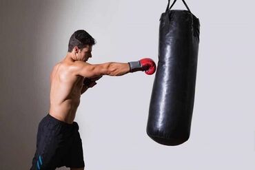 форма для бокса: В первую очередь, работа с боксерским мешком – незаменимая аэробная