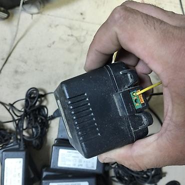 (Hamisini biryerde verem )Müxtəlif növ elektrik adapterləri və qida — 3