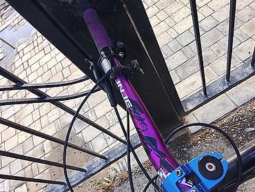 velosiped motor: Disk əyləcli dağ/şəhər tipli velosiped. Qara rəngli çərçivə, bənövşəyi — 2