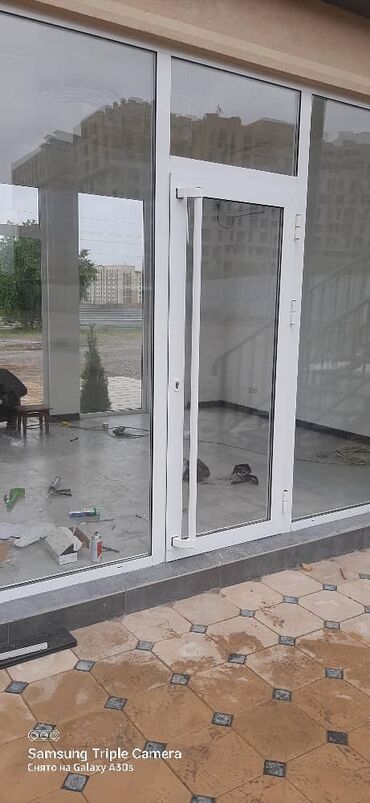 саманный дом под ключ: Стеклянная дверь белого цвета, оснащенная двумя вертикальными ручками