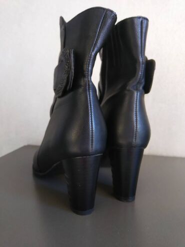 женская обувь 41 размер: Продаю НОВЫЕ, демисезонные ботиночки на устойчивом плотном каблуке