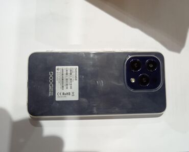 телефон fly с большим аккумулятором: Doogee markalı, qara rəngli smartfon. Arxa tərəfində üç kamera və