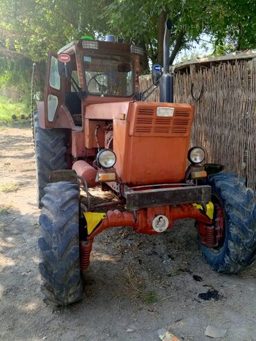 maşın çeşqa: Kənd təsərrüfatı işləri üçün nəzərdə tutulmuş narıncı rəngli traktor