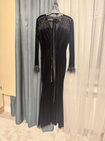 тренировочные платья для бальных танцев: Вечернее платье, Коктейльное, Длинная модель, Велюр, С рукавами, Перья, M, L