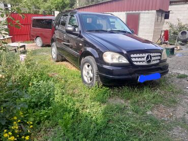 шоколад мерси: Mercedes-Benz ML 320, внедорожник черного цвета. Салон обтянут тканью