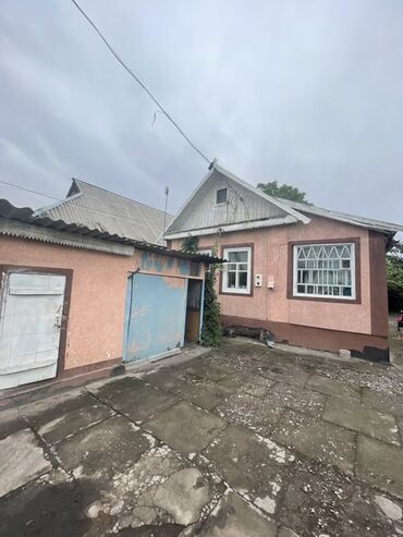 бишкек дом продается: Жилой дом с внутренним двором и хозяйственными постройками. -