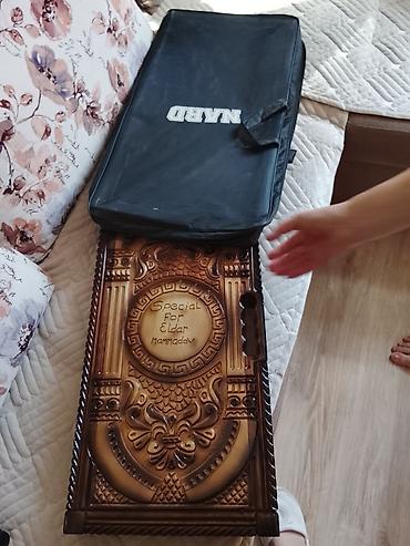 qarabag imzali forma: Nərd dəsti – əl oyma taxta, xüsusi yazılı. Xüsusiyyətlər: - Material — 1