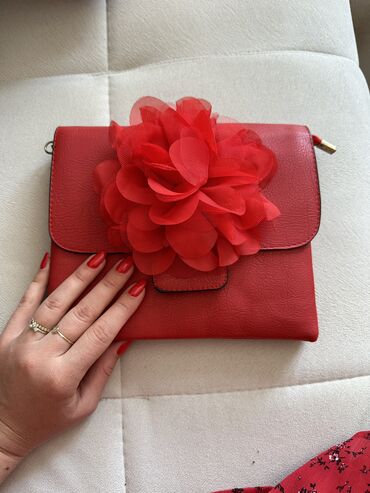 torbica: Crvena torbica - kozna
20cm
Nikad koriscena