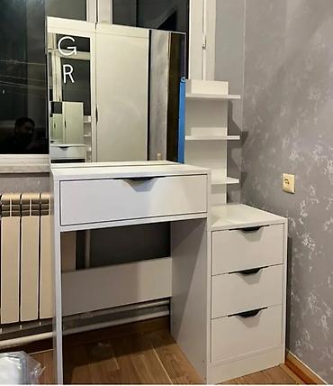 Komodlar: Ağ rəngli kosmetik stol və güzgü dəsti - Geniş kvadrat güzgü paneli — 1