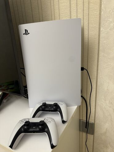 PS5 (Sony PlayStation 5): Yeniden secilmir yeni alinin iki pult diskleride verecem ustunde