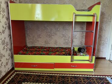 детская мебель ош: Продается двухярусная кровать в хорошем состоянии, шкафчики рабочие