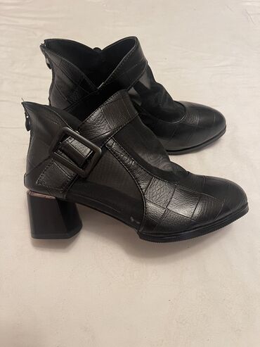 черные мужские ботинки: Туфельки кочество супер 😍
Размер 39 
Цена 2300 сом
