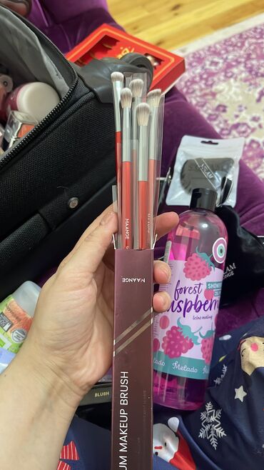 kosmetik vazelin: Əldə qalan kosmetik məhsullar. Hamısı yenidir