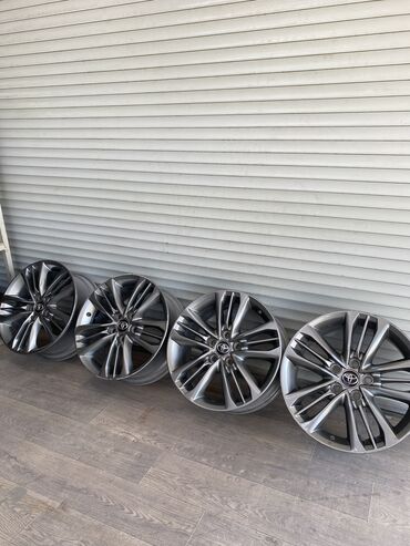 Шины: В продаже оригинальные диски Toyota Camry 55 SE Диаметр R17 PCD — 3