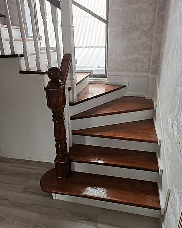 Деревянные лестницы: Деревянная лестница Для дома, Вид дерева: Грецский орех, Форма лестницы: Много-маршевая, Стиль: Классический — 15