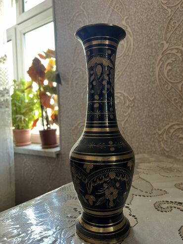demir gul qablari: Qara-metalik dekorativ vaza