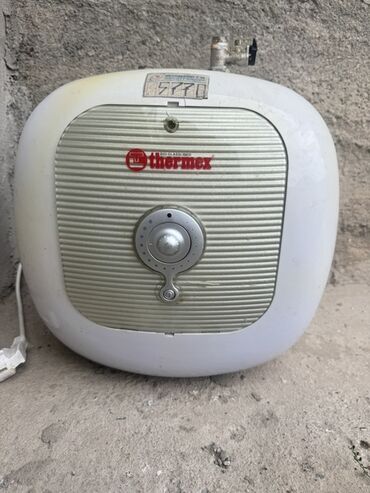 Водонагреватели: Водонагреватель Thermex (накопительный, компактный). Он в рабочем