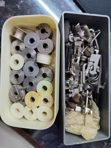 швейные машина: Набор шпулек и лапок для швейной машины. Цена за все что на фото