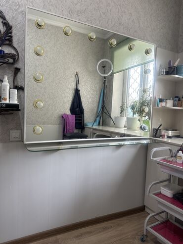 стол для макияжа с зеркалом: Сдаются визажный стол в салоне красоты . Жибек Жолу 535 пер Исанова