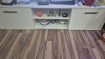 Ağ rəngli qonaq otağı mebel dəsti - Tərkibi: TV stendi (iki yan