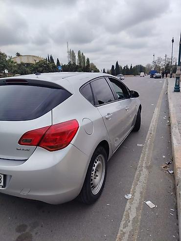 qazel yuk masin: Opel Astra hatchback – gümüşü rəng Kuzov: 5 qapılı hatchback Mühərrik — 4