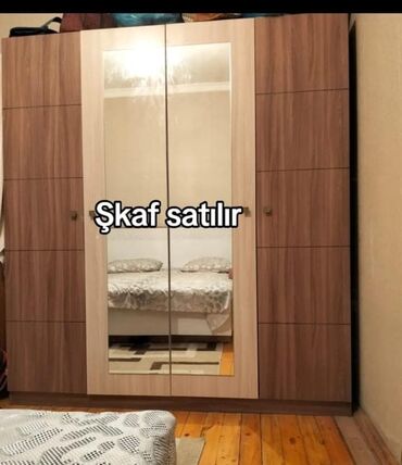Mətbəx mebeli: 4 qapili dolab satilir.Teze kimi qalib.Qiy 250 man.Yeni