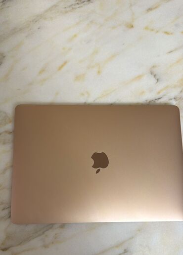 Masaüstü kompüterlər və iş stansiyaları: Apple MacBook, 13.5 ", Apple M1, 128 GB