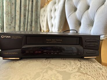 Funai VP-5000LR modeli videokasset pleyeri tünd boz rəngdədir və