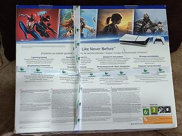 playstation isci: Sony PlayStation 5 (PS5) oyun konsolu. Qutunun üzərində göstərilən — 2