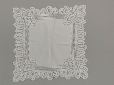 Tekstylia: Obrus 38 x 38, kolor - Biały, stan - Dobry