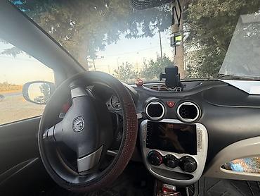 mini karavan: Şəhər üçün kompakt hetçbek – qırmızı rəngdə 5 qapılı. Texniki və — 6