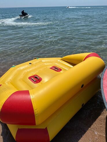 Водный транспорт: Моторная лодка с контрастным сине-красным корпусом и черным — 8