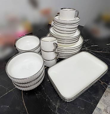 буфет для посуды: Б/У, набор столовой посуды из фарфора/керамики в классическом белом — 1