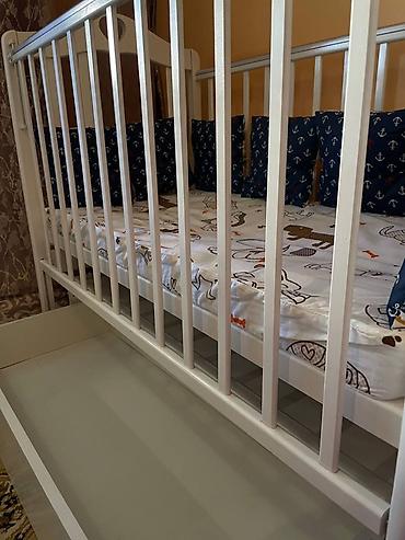 крват: Детская кроватка с маятниковым механизмом и выдвижным ящиком - — 3