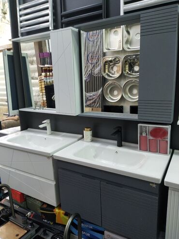 Ağ rəngdə asma vanna otağı dolabı, quraşdırılmış tək lavabo və güzgü