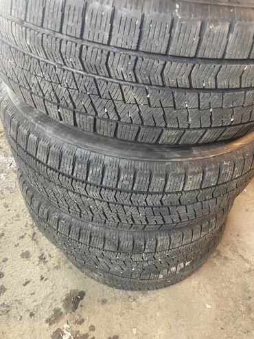 Шины: Шины 215 / 60 / R 17, Зима, Б/у, Комплект, Легковые, Япония, Bridgestone