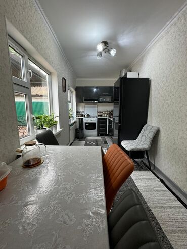 дом продаю в бишкеке: 100 м², 4 комнаты, Свежий ремонт С мебелью, Кухонная мебель