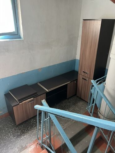 Кухонные гарнитуры: Комплект мебели для кабинета или офиса, состоящий из высокого шкафа с