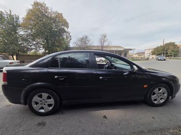 Opel: Opel Vectra C sedan - Kuzov: 4 qapılı sedan, qara rəng - Mühərrik — 4