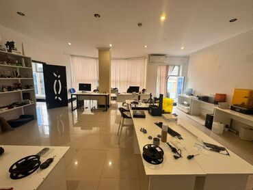 офисы в бизнес центре аренда: 56 kvadrat, işıqlı,mənzərəli. Kommunal daxil icarəyə verilir. Metroya